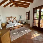 Spacious With Pool And Fireplace