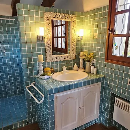Spacious With Pool And Fireplace