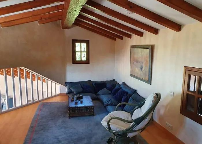 Villa Spacious With Pool And Fireplace