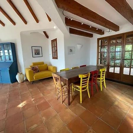 Villa Spacious With Pool And Fireplace