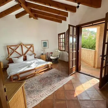 Villa Spacious With Pool And Fireplace *