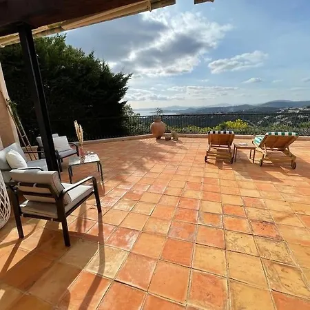 Spacious With Pool And Fireplace Villa *