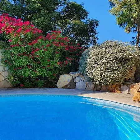 Spacious With Pool And Fireplace Villa *