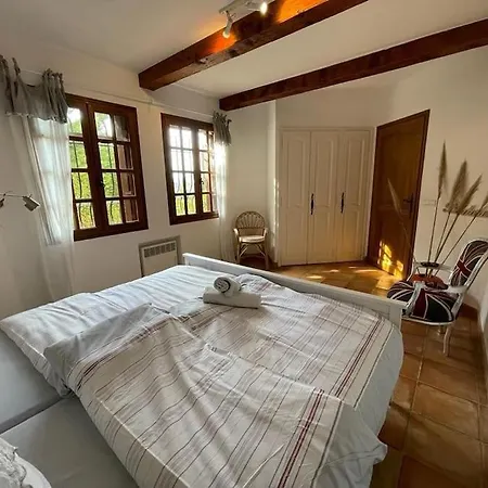 빌라 Spacious With Pool And Fireplace