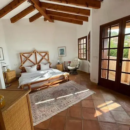 Spacious With Pool And Fireplace