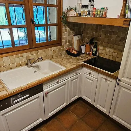 Spacious With Pool And Fireplace Villa *