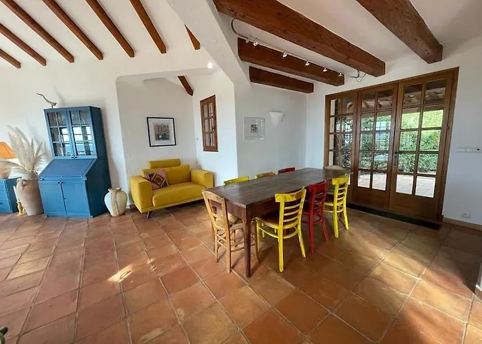 Villa Spacious With Pool And Fireplace