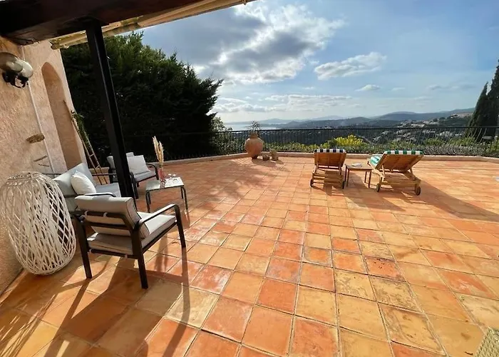 Spacious With Pool And Fireplace Villa *