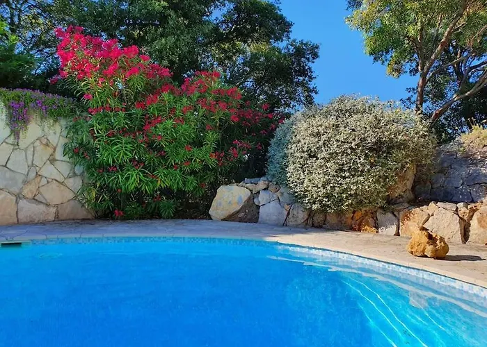 Spacious With Pool And Fireplace Villa *