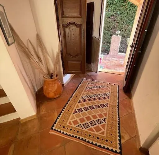 Villa Spacious With Pool And Fireplace