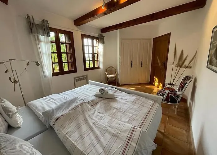 Villa Spacious With Pool And Fireplace