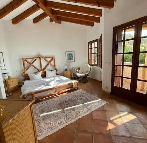 Spacious With Pool And Fireplace