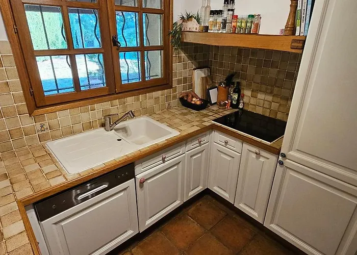 Spacious With Pool And Fireplace Villa *